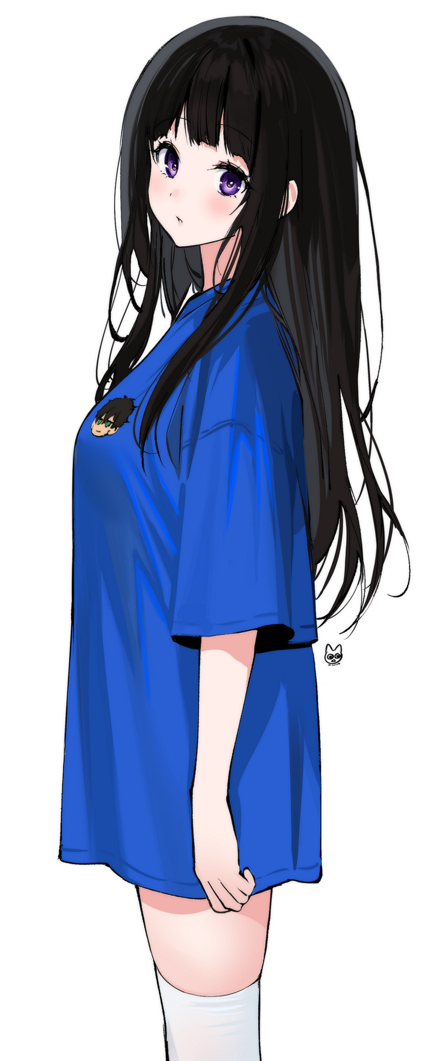 1girl :o absurdres artist_logo black_hair blue_shirt character_print chitanda_eru from_side highres hyouka logo long_hair mery_(yangmalgage) oreki_houtarou purple_eyes shirt short_sleeves simple_background solo thighhighs white_background white_thighhighs zettai_ryouiki