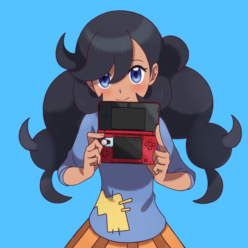 1girl asatsuki_(fgfff) black_hair blue_background blue_eyes closed_mouth commentary_request curly_hair emma_(pokemon) eyelashes handheld_game_console highres holding holding_handheld_game_console long_hair looking_at_viewer meta nintendo nintendo_3ds pokemon pokemon_xy simple_background smile solo sweater three-quarter_sleeves two-tone_skirt