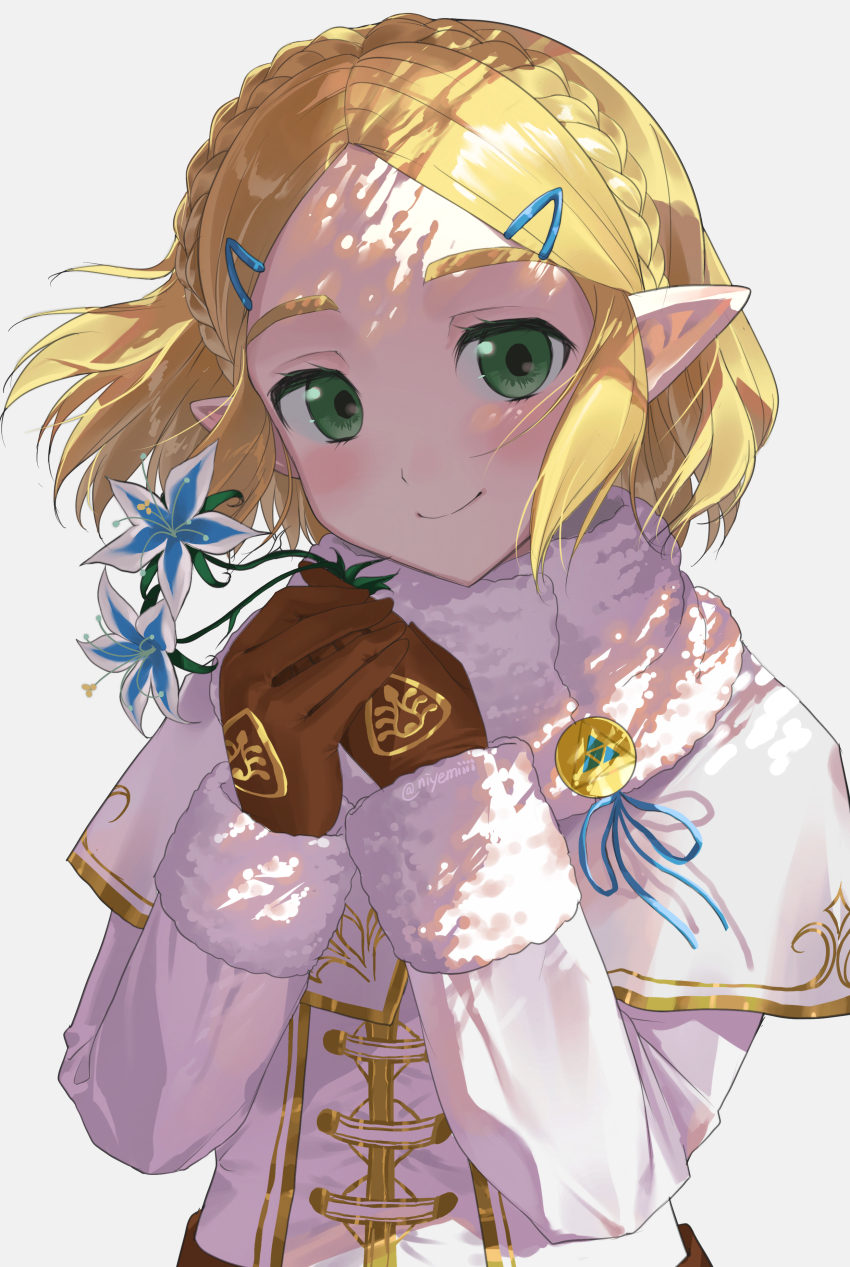 1girl absurdres blonde_hair blue_flower braid brown_gloves capelet crown_braid elf floating_hair flower gloves green_eyes hair_ornament hairclip highres holding holding_flower jacket looking_at_viewer nintendo niyemiiii parted_bangs pointy_ears princess_zelda scarf short_hair sidelocks silent_princess simple_background smile solo the_legend_of_zelda the_legend_of_zelda:_tears_of_the_kingdom triforce upper_body white_background
