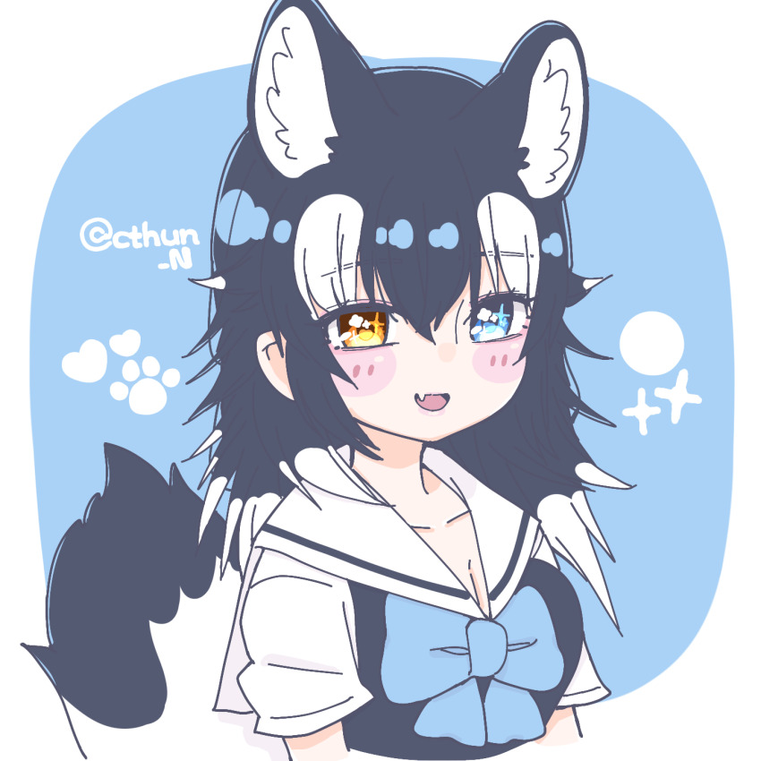 1girl animal_ears black_hair blue_background blue_eyes cthun_n extra_ears fang grey_wolf_(kemono_friends) highres kemono_friends long_hair looking_at_viewer multicolored_hair sailor_collar school_uniform simple_background solo tail two-tone_hair upper_body white_hair wolf_ears wolf_girl wolf_tail yellow_eyes