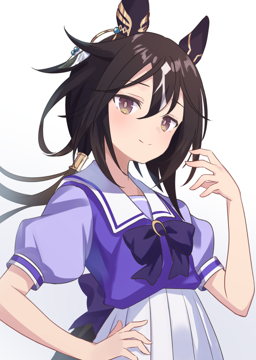 1girl animal_ears back_bow black_hair bow bowtie brown_eyes ear_covers grey_background hair_between_eyes hand_on_own_hip highres horse_ears horse_girl horseshoe_ornament large_bow long_hair looking_at_viewer low_ponytail pleated_skirt ponytail puffy_short_sleeves puffy_sleeves purple_bow purple_bowtie purple_shirt rotmico sailor_collar sailor_shirt school_uniform shirt short_sleeves simple_background skirt smile solo stay_gold_(umamusume) tracen_school_uniform umamusume upper_body white_hair white_skirt
