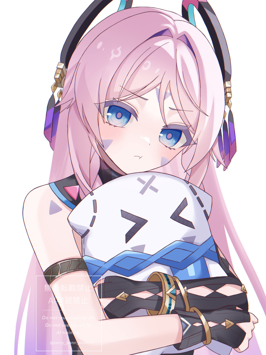 &gt;_&lt; 1girl :t asymmetrical_gloves bare_shoulders black_gloves blue_eyes blush citlali_(genshin_impact) citlalin_(genshin_impact) closed_mouth commentary_request facial_mark fingerless_gloves floating_headgear forehead_mark genshin_impact gloves headgear highres holding holding_pillow kino_(curry_pan) long_hair looking_at_viewer pillow pink_hair pink_pupils revision simple_background solo triangle triangle_facial_mark uneven_gloves upper_body very_long_hair white_background