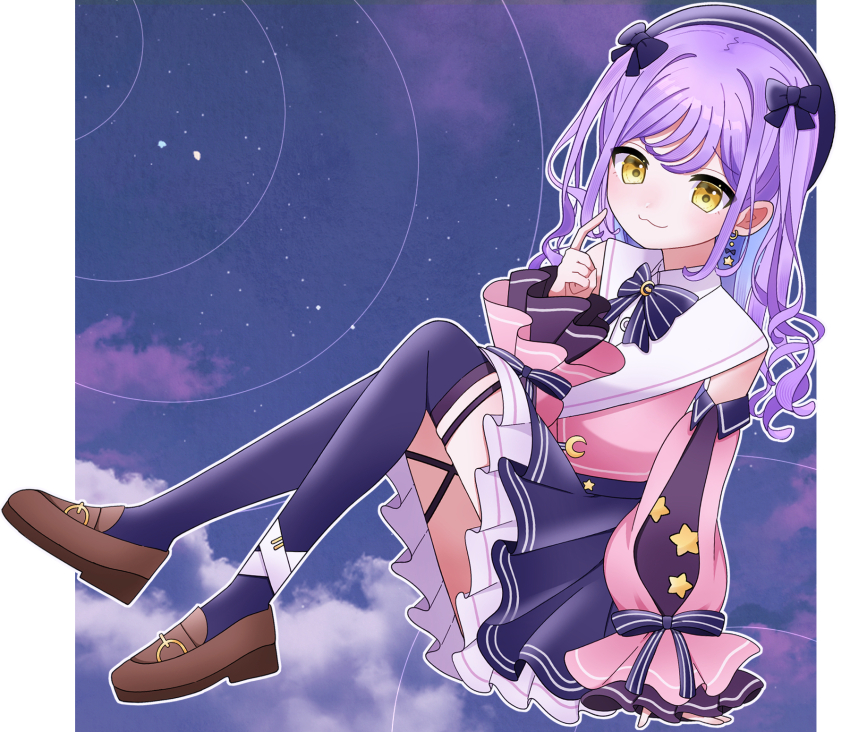 1girl black_bow black_bowtie black_hat black_thighhighs blush bow bowtie brown_shoes closed_mouth earrings full_body hair_bow hanase hat highres jewelry long_sleeves looking_at_viewer outline purple_hair shinomiya_runa shinomiya_runa_(2nd_costume) shoes solo thighhighs virtual_youtuber vspo! white_outline yellow_eyes