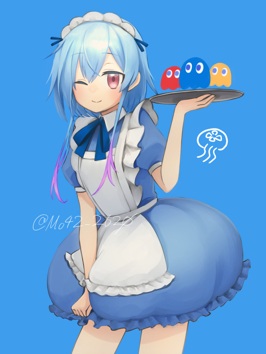 1boy alternate_costume apron arknights artist_name blinky_(pac-man) blue_background blue_dress blue_hair blue_ribbon closed_mouth clyde_(pac-man) commentary_request crossdressing crossdressing_(mtf) dress enmaided frilled_apron frills ghost gradient_hair hair_between_eyes highres holding holding_tray inky_(pac-man) looking_at_viewer maid maid_apron mizuki_(arknights) moribe_denkou multicolored_hair neck_ribbon one_eye_closed pac-man_(game) pink_eyes puffy_short_sleeves puffy_sleeves purple_hair ribbon short_hair short_hair_with_long_locks short_sleeves sidelocks signature simple_background smile solo tray twitter_username two-tone_hair white_apron
