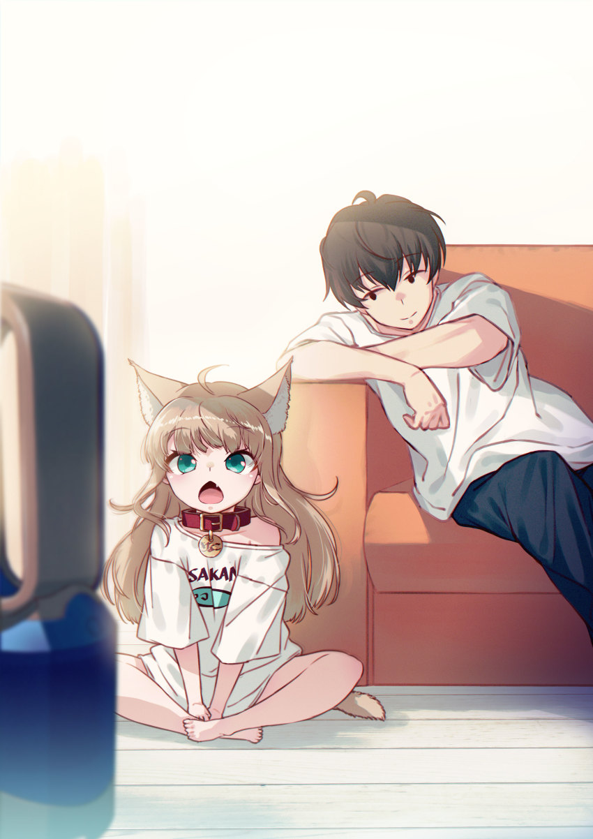 1boy 1girl 40hara absurdres ahoge animal_collar animal_ears barefoot black_hair bladeless_fan blonde_hair blunt_bangs cat_ears cat_tail collar couch facing_viewer fang green_eyes highres indian_style indoors kinako_(40hara) long_hair looking_at_another open_mouth original red_collar shirt short_hair sitting smile t-shirt tail wooden_floor