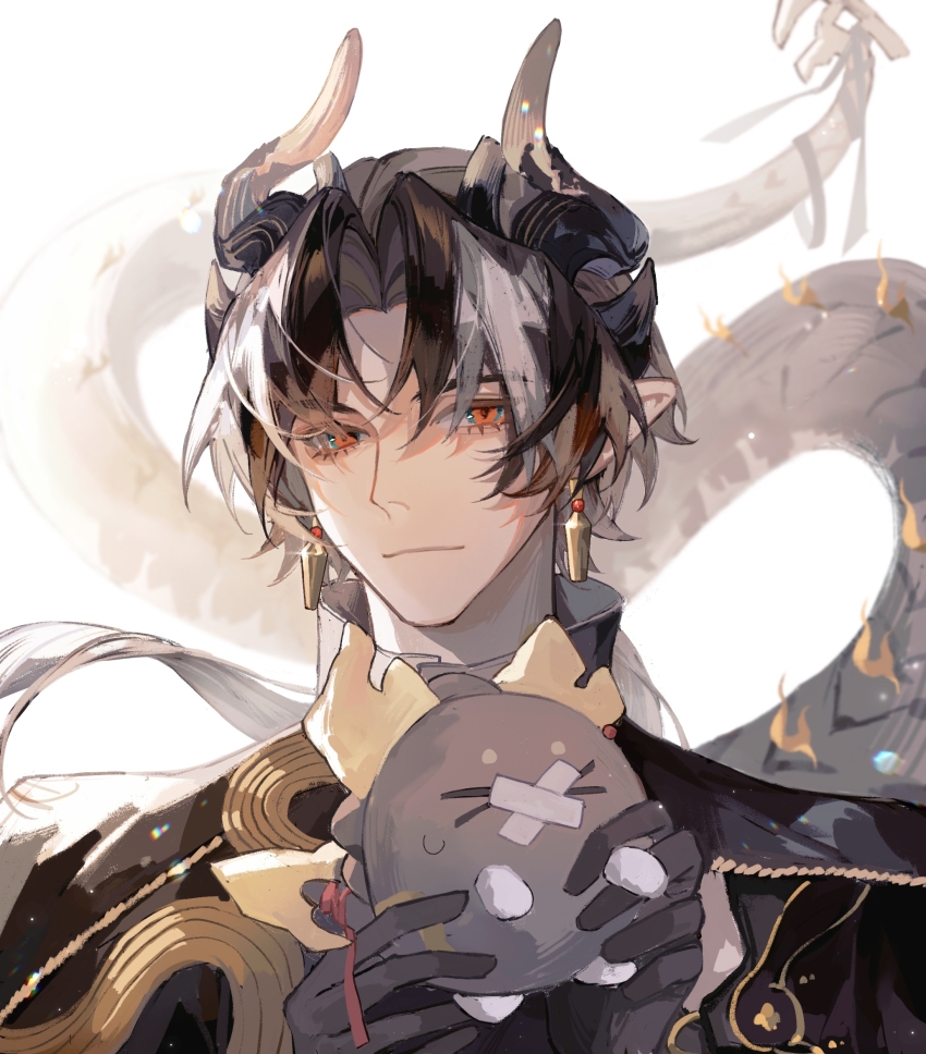 1boy arknights black_hair black_horns chinese_commentary chongyue_(arknights) closed_mouth commentary_request dragon_bubble_(arknights) earrings glint hair_intakes highres holding horns jewelry lens_flare long_hair male_focus multicolored_hair orange_eyes pointy_ears solo streaked_hair tail tail_raised upper_body white_background white_hair white_horns xialiangsang