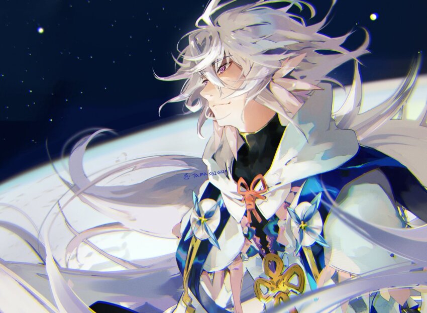 1boy ahoge fate/grand_order fate_(series) flower_knot hair_between_eyes hanako_(onikutabetaiyo) hood hooded_robe long_hair male_focus merlin_(fate) purple_eyes robe signature smile solo upper_body very_long_hair white_hair white_robe