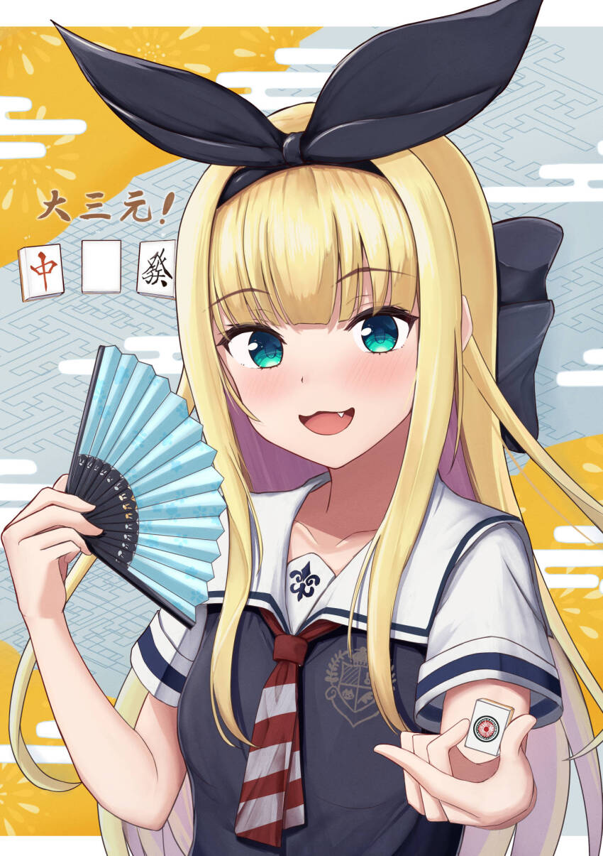 1girl black_bow black_shirt blonde_hair blush bow fang green_eyes hair_bow hand_fan highres holding holding_fan long_hair mononobe_alice mononobe_alice_(3rd_costume) nijisanji official_alternate_costume open_mouth paper_fan sailor_collar shirt shizukami_chiro sidelocks smile solo very_long_hair virtual_youtuber white_sailor_collar