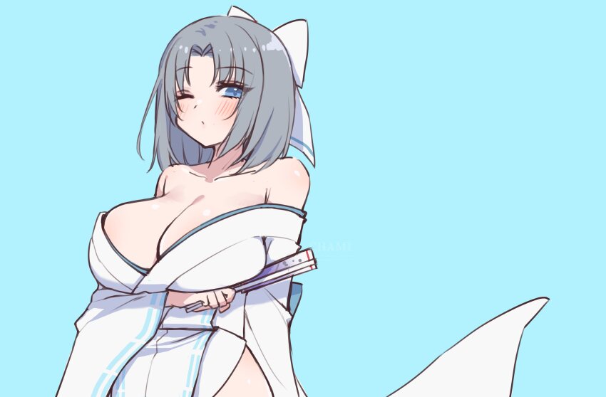 1girl absurdres arm_under_breasts blue_background blue_eyes bow breasts chami_(charming621) cleavage closed_mouth commentary dot_mouth grey_hair hair_bow hand_fan highres holding holding_fan japanese_clothes kimono large_breasts looking_at_viewer low_neckline medium_hair no_bra one_eye_closed ribbon-trimmed_kimono ribbon_trim senran_kagura side_slit solo striped_bow symbol-only_commentary white_bow white_kimono yumi_(senran_kagura)