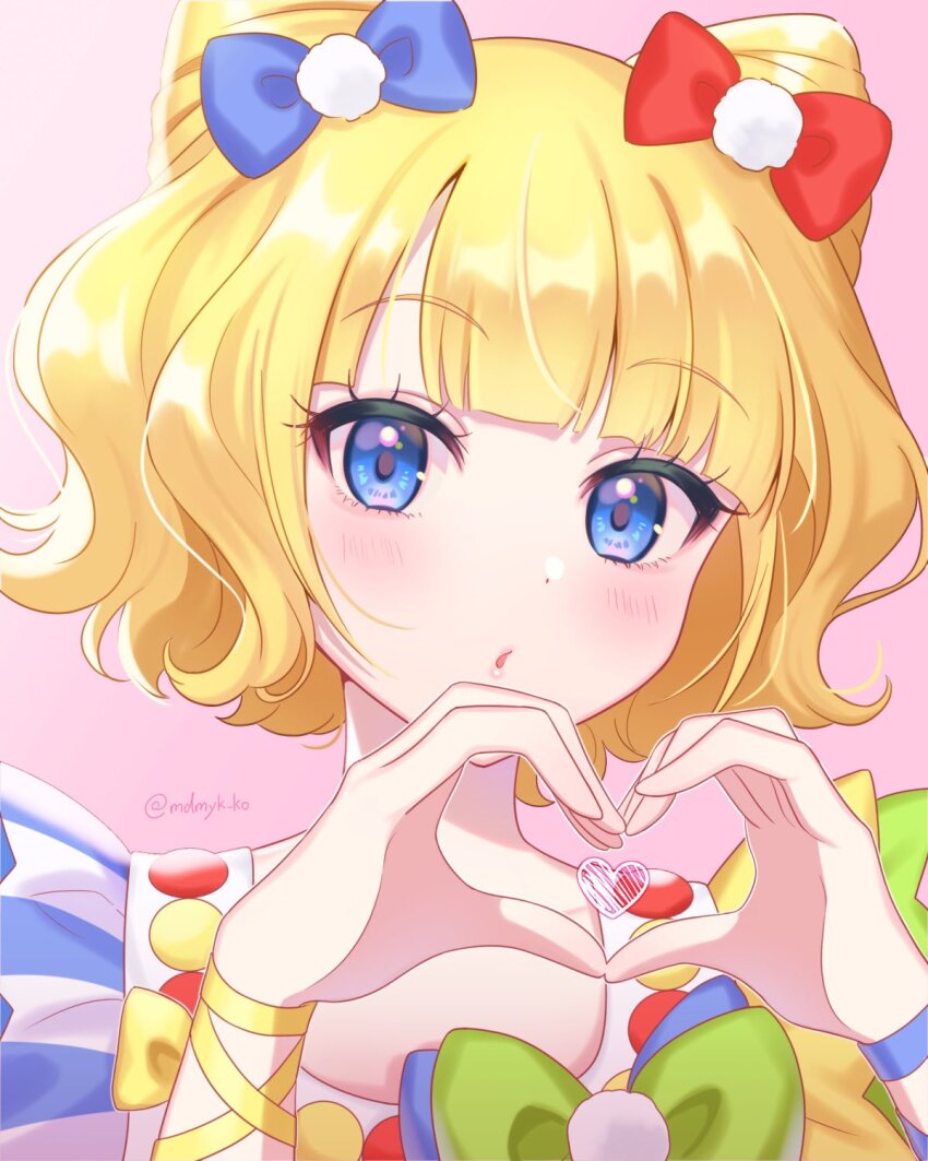 1girl blonde_hair blue_bow blue_eyes blunt_bangs bow commentary_request cone_hair_bun double_bun green_bow hair_bow hair_bun hands_up heart heart_hands highres looking_at_viewer mendamen minami_mirei open_mouth pink_background pretty_series pripara red_bow short_hair simple_background solo twitter_username upper_body