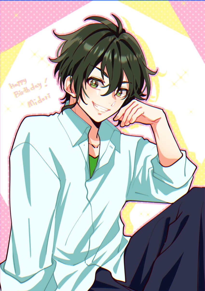 1boy black_hair black_pants character_name collarbone collared_shirt commentary drop_shadow feet_out_of_frame green_eyes green_shirt grin hair_between_eyes hamanaka_midori happy_birthday highres kokuhaku_jikkou_iinkai long_bangs looking_at_viewer male_focus multicolored_background outline pants pink_background pink_outline shirt short_hair sitting three-quarter_sleeves sleeves_rolled_up smile sophia_pie_12 teeth untucked_shirt white_background white_shirt yellow_background