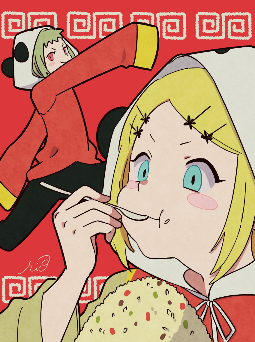 &gt;:) 2girls animal_hood aqua_eyes blonde_hair blush_stickers commentary eating food food_on_face fried_rice green_hair gumi hair_ornament hairclip highres holding holding_spoon hood kagamine_rin looking_at_viewer multiple_girls panda_hood red_eyes rio30 short_bangs short_hair signature sleeves_past_fingers sleeves_past_wrists smile spoon v-shaped_eyebrows vocaloid yi_er_fan_club_(vocaloid)