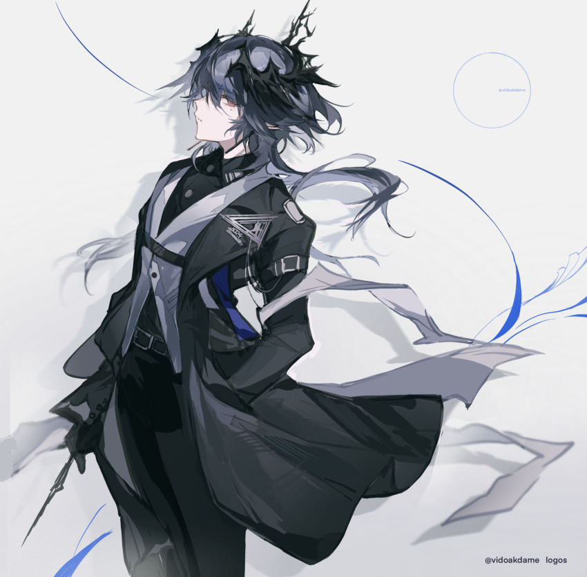 1boy ambience_synesthesia arknights artist_name belt black_coat black_gloves black_pants black_shirt character_name chest_belt chinese_commentary coat collared_shirt commentary cowboy_shot crossed_bangs dress_shirt expressionless formal_clothes from_side gloves grey_background grey_hair hair_between_eyes half-closed_eyes hand_in_pocket head_wings highres holding holding_pen horns lapel_chain lapels logos_(arknights) long_hair looking_at_viewer male_focus mole mole_under_eye pants pen profile red_eyes shadow shawl_lapels shirt sideways_glance simple_background solo suit vest vidoakdame waistcoat wings