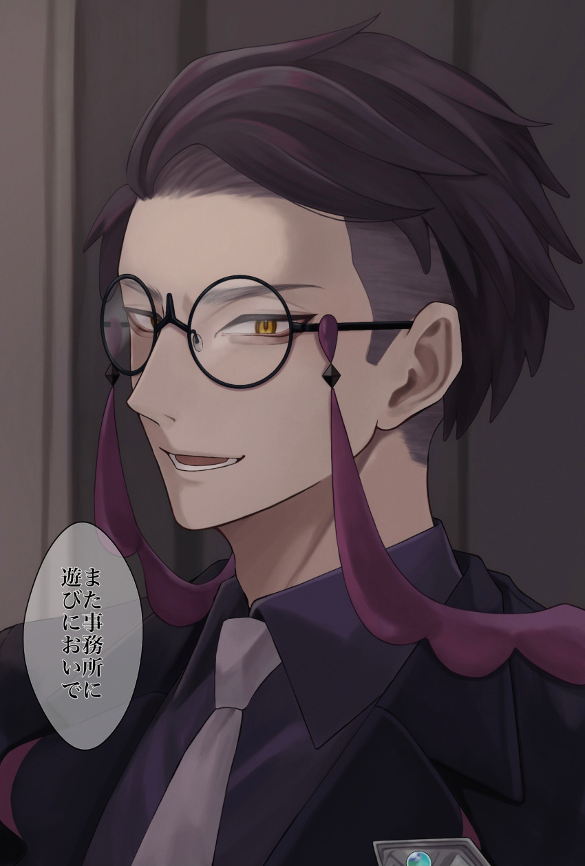1boy 2gata44 black-framed_eyewear black_hair black_jacket collared_shirt commentary_request corbeau_(pokemon) glasses highres jacket lower_teeth_only male_focus necktie nintendo open_mouth pokemon pokemon_legends:_z-a round_eyewear shirt short_hair solo speech_bubble teeth translation_request yellow_eyes