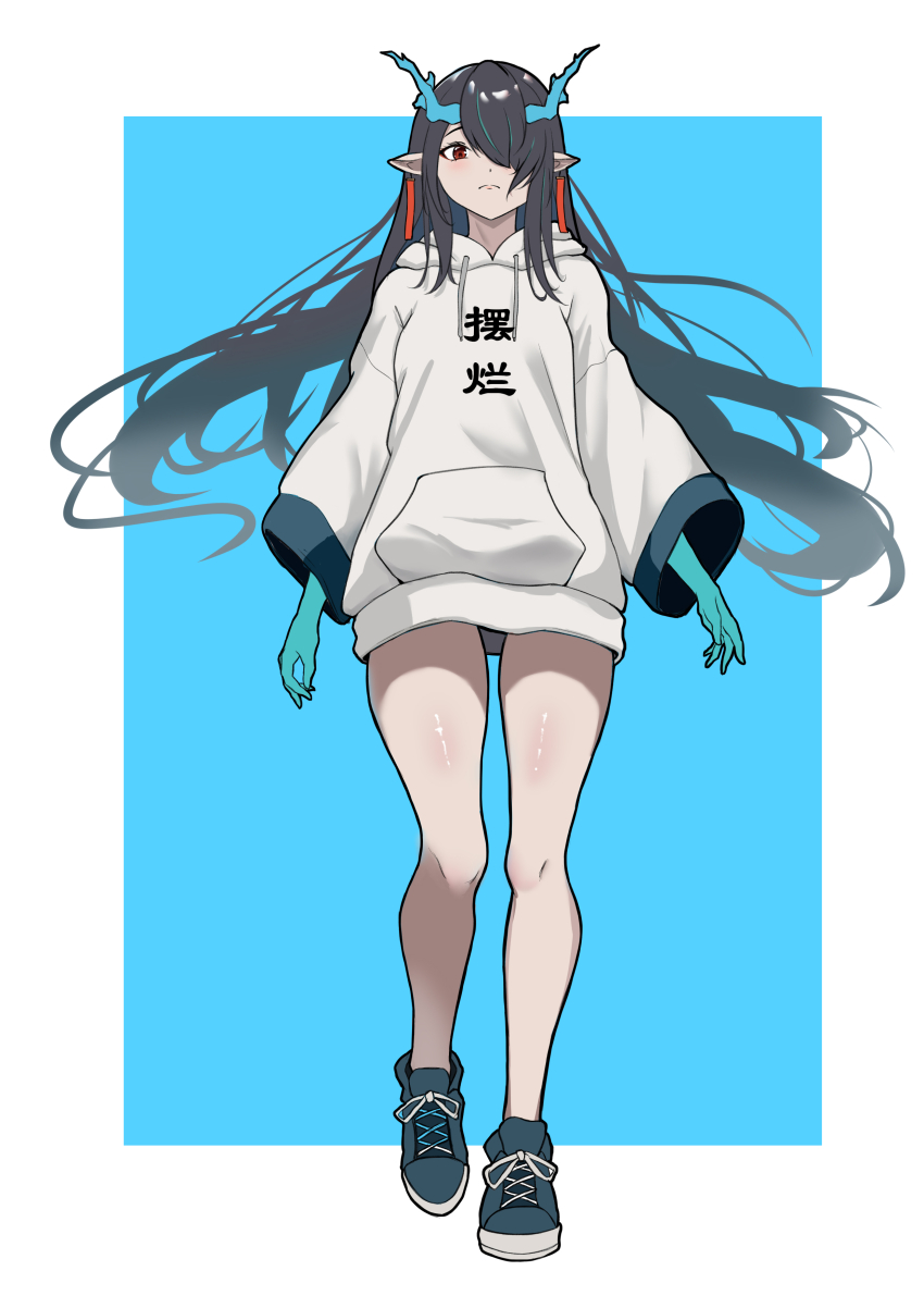 1girl absurdres alternate_costume arknights black_hair blue_background blue_hair blue_shoes border chinese_commentary closed_mouth clothes_writing colored_extremities commentary_request dragon_girl dragon_horns drawstring dusk_(arknights) earrings floating_hair full_body hair_over_one_eye highres hood hood_down hoodie horns jewelry katyusha_(2327119280) long_hair long_sleeves looking_at_viewer multicolored_hair no_tail one_eye_covered outside_border pointy_ears red_eyes shoes simple_background sneakers solo standing streaked_hair white_border white_hoodie