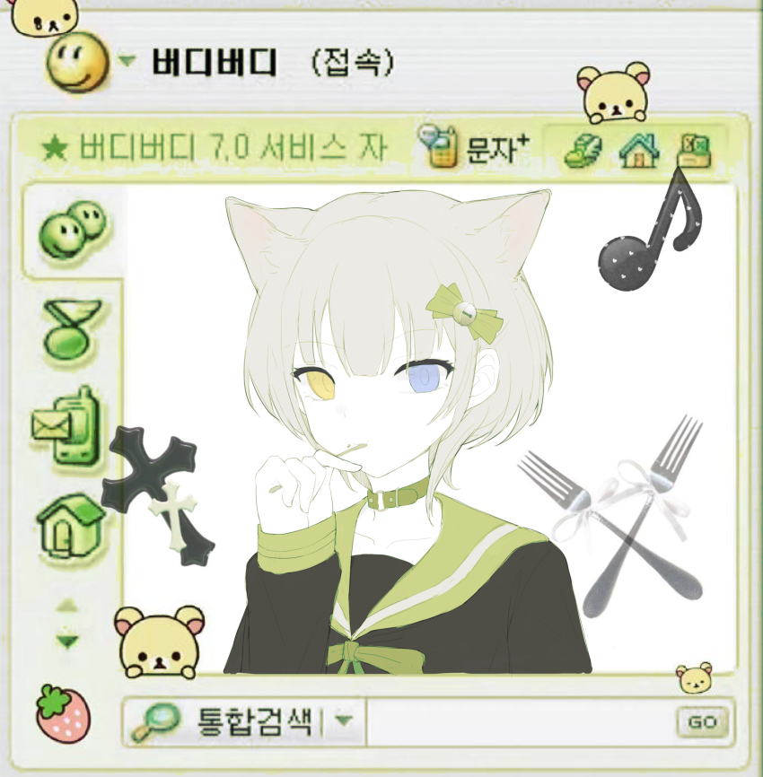 1girl animal_ears anli_(jwcpp4sum0mgk5r) bang_dream! bang_dream!_it&#039;s_mygo!!!!! black_shirt blue_eyes cat_ears cat_girl collar commentary fork green_collar green_sailor_collar heterochromia highres kaname_raana kemonomimi_mode long_hair musical_note raana_the_cat sailor_collar school_uniform serafuku shirt short_hair solo upper_body utensil_in_mouth white_hair yellow_eyes
