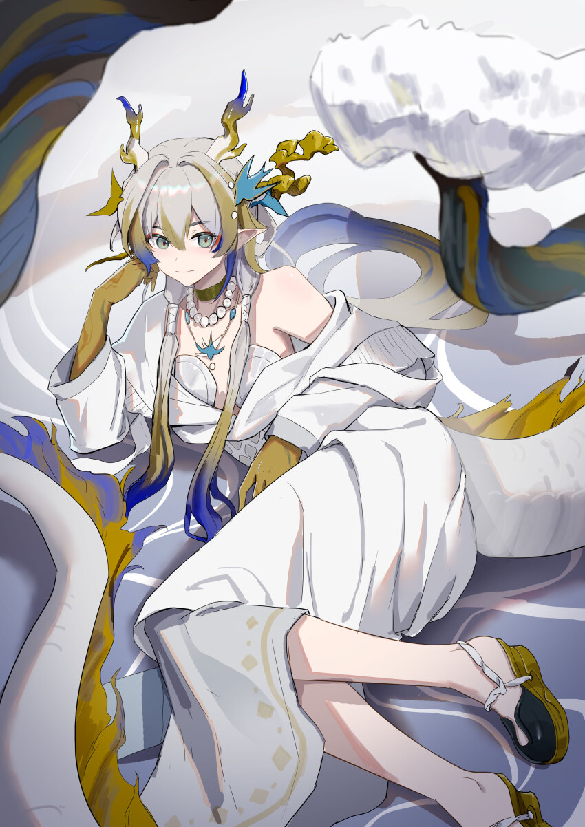 1girl absurdres ambience_synesthesia arknights bare_shoulders blonde_hair blue_hair chinese_commentary choker closed_mouth colored_extremities commentary_request dragon_girl dragon_horns dragon_tail dress fenglai_thewind foot_out_of_frame green_eyes grey_hair hair_intakes head_rest highres horns jewelry light_smile long_hair looking_at_viewer lying multicolored_hair necklace off_shoulder official_alternate_costume on_side pearl_necklace pointy_ears shu_(arknights) shu_(bingwenyuyou)_(arknights) solo tail white_dress yellow_choker