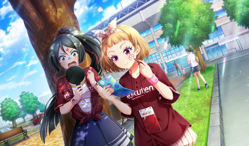 amakusa_kotone arched_bangs bench black_hair black_skirt bow_hairband brown_hair cinderella_series closed_mouth cloud commentary_request dutch_angle facepaint film_grain flag game_cg green_eyes hachigatsu_no_cinderella_nine hairband high_ponytail highres holding holding_mirror light_particles light_rays mirror multiple_girls nippon_professional_baseball non-web_source official_art on_grass open_mouth outdoors ponytail purple_eyes red_shirt shirt shirt_under_shirt short_hair short_sleeves skirt sky smile solo_focus standing sunbeam sunlight touhoku_rakuten_golden_eagles tree_shade tsukahara_shizuku wooden_bench