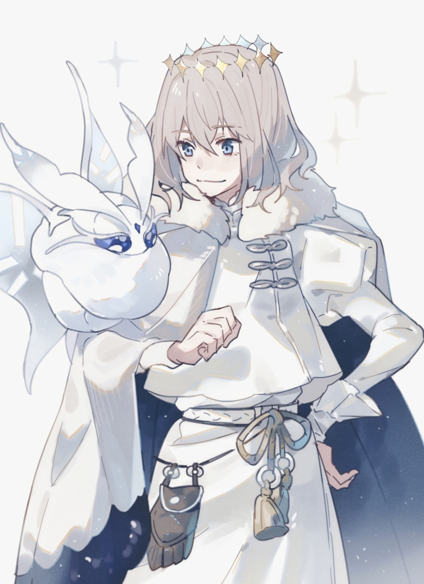 1boy animal animal_on_shoulder blanca_(fate) blue_eyes cape chinese_commentary closed_mouth coat commentary_request cowboy_shot fate/grand_order fate_(series) fur-trimmed_cape fur_trim grey_hair hair_between_eyes halo hand_on_own_hip highres male_focus medium_hair oberon_(fate) oberon_(second_ascension)_(fate) pouch smile sparkle tie_fei_wu_mang_dashuai white_background white_cape white_coat