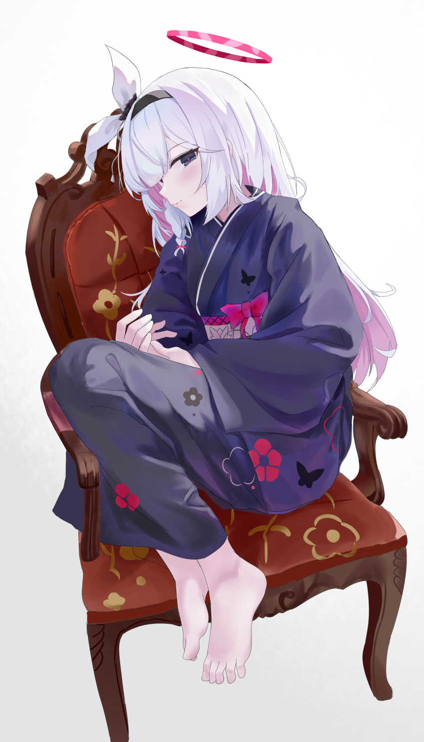 1girl absurdres alternate_costume armchair barefoot black_hairband black_kimono blue_archive blunt_bangs blush bow braid chair chinese_commentary closed_mouth commentary_request floral_print floral_print_kimono grey_eyes grey_hair hair_bow hairband halo highres japanese_clothes kimono knees_up light_smile long_hair long_sleeves looking_at_viewer mixian on_chair pink_hair pink_pupils plana_(blue_archive) print_kimono red_halo simple_background single_braid sitting solo split_mouth toes white_background white_bow wide_sleeves