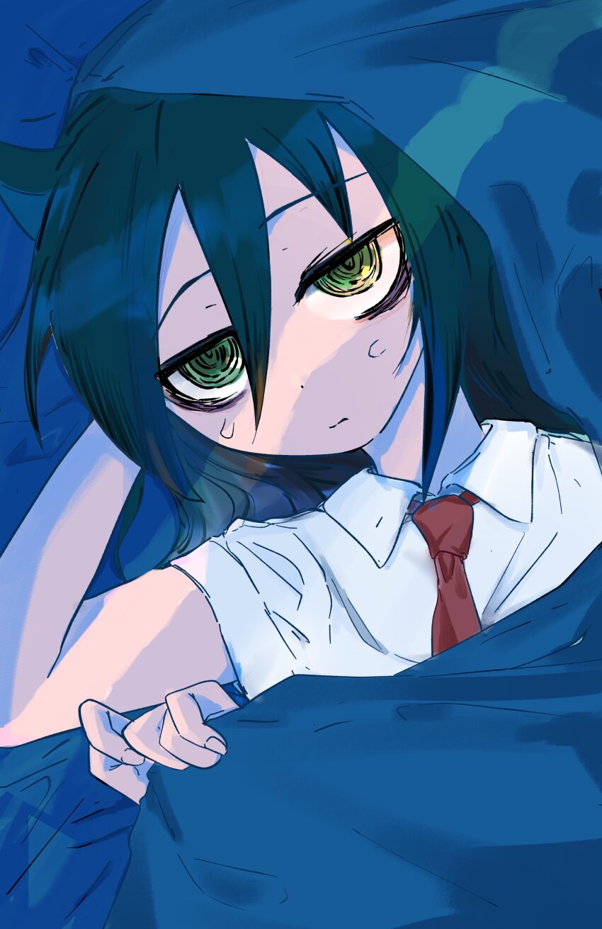 1girl 5_rebbeccas absurdres arm_behind_head black_hair blanket closed_mouth collared_shirt commentary_request green_eyes hair_between_eyes hand_up highres kuroki_tomoko long_hair looking_at_viewer lying necktie on_back on_bed red_necktie school_uniform shirt short_sleeves solo sweat under_covers upper_body watashi_ga_motenai_no_wa_dou_kangaetemo_omaera_ga_warui! white_shirt