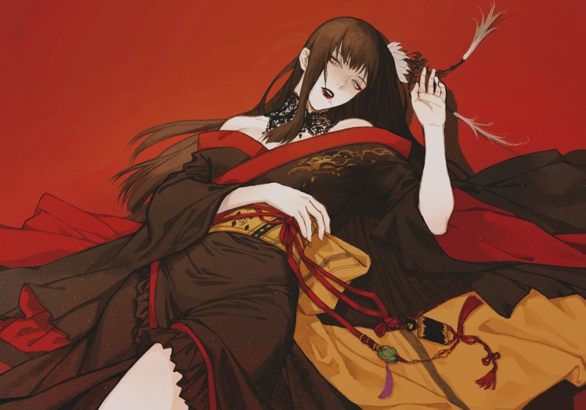 1girl bare_shoulders bat_hair_ornament black_collar black_hair black_kimono blunt_ends chinese_commentary collar commentary_request cowboy_shot drop_shadow dutch_angle expressionless eyeshadow final_fantasy final_fantasy_xiv flower hair_flower hair_ornament hand_on_own_stomach hand_up highres inrou japanese_clothes kimono lace_collar long_hair looking_at_viewer lying makeup mole mole_under_mouth obi obijime off_shoulder on_back parted_lips qimo_zisha_ban red_background red_eyeshadow red_lips sash simple_background solo wide_sleeves yellow_eyes yotsuyu_goe_brutus