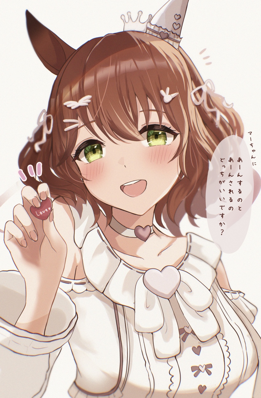 1girl absurdres animal_ears aston_machan_(everlasting_candy)_(umamusume) aston_machan_(umamusume) brown_hair choker commentary_request ear_covers green_eyes grey_background hair_ornament hairclip heart heart_choker highres horse_ears horse_girl kaniitama looking_at_viewer official_alternate_costume open_mouth short_hair simple_background single_ear_cover smile solo speech_bubble translation_request umamusume white_choker