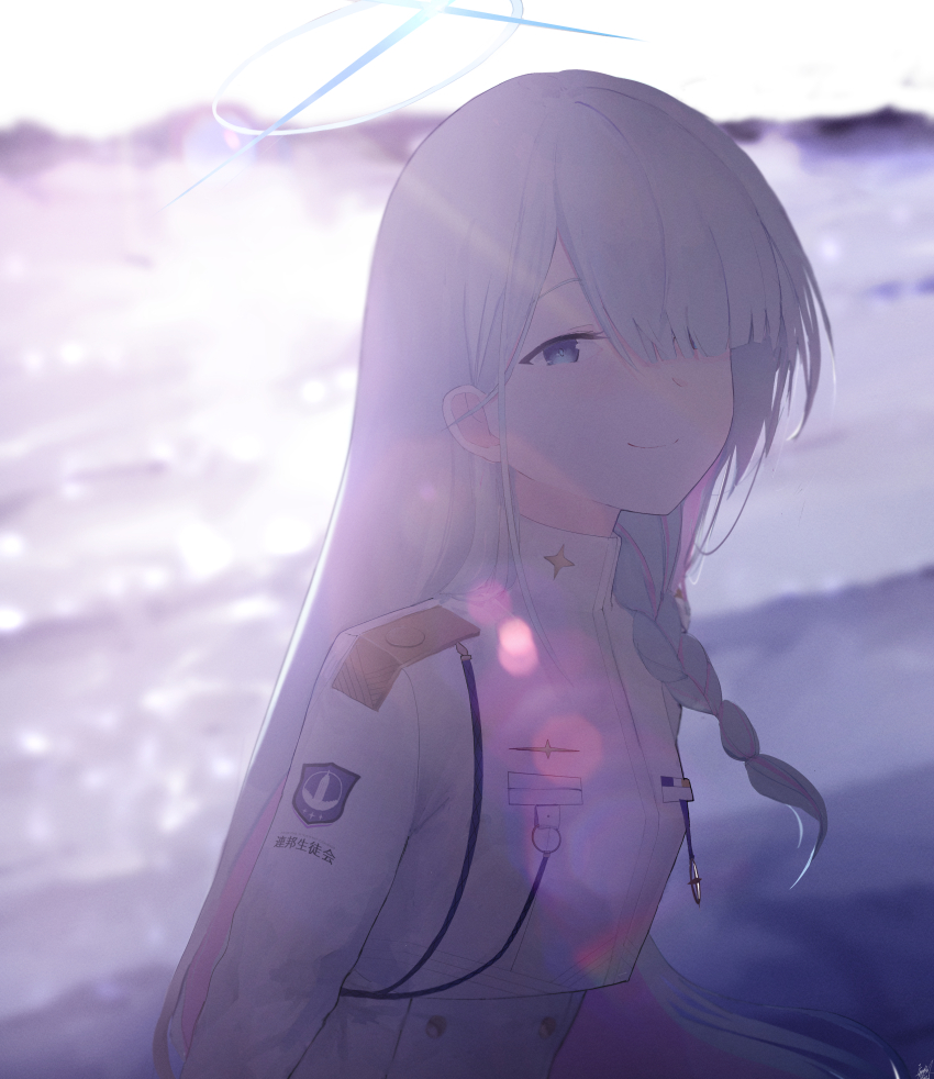 1girl absurdres backlighting blue_archive blue_eyes blue_halo braid closed_mouth commentary cropped_shirt general_student_council_president_(blue_archive) hair_over_one_eye halo highres kyatto-mikazu lens_flare long_hair looking_at_viewer multicolored_hair ocean one_eye_covered pink_hair shirt side_braid smile solo streaked_hair upper_body white_shirt