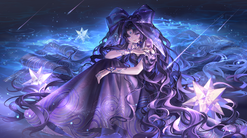 &gt;_&lt; 2girls absurdres beach black_hair blue_gemstone bow bracelet chibi closed_mouth collar dress forehead_jewel full_body gem glowing gown gradient_hair hair_bow highres jewelry knees_up kongzao large_bow long_hair looking_at_another multicolored_hair multiple_girls night nikki_(nikki) nikki_(series) off-shoulder_dress off_shoulder on_ground parted_bangs partially_submerged pink_lips purple_dress purple_eyes purple_hair purple_skirt shining_nikki shooting_star sideways_glance sitting_on_shoulder skirt small_stellated_dodecahedron smile solo_focus starry_sky_print very_long_hair water wavy_hair