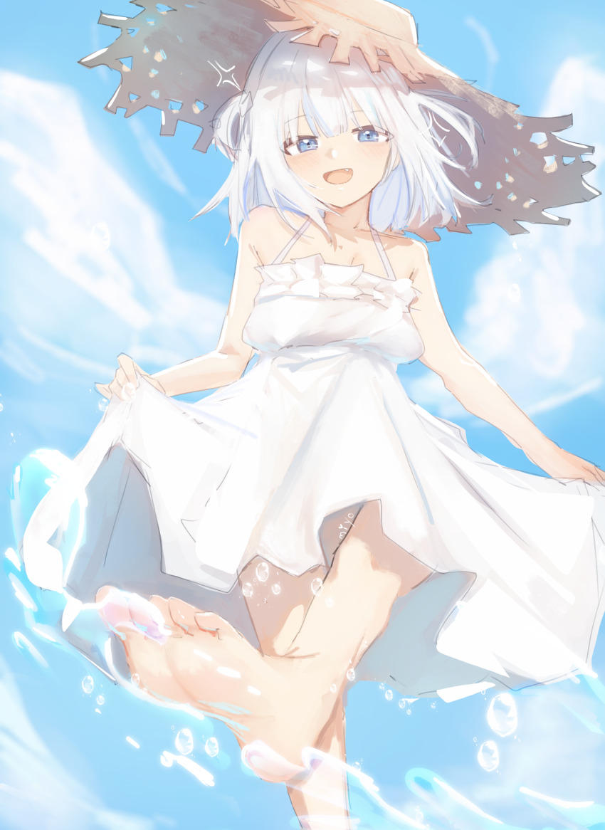 1girl alternate_costume barefoot blue_eyes blue_hair blue_sky blush cloud dress feet gawr_gura hat highres hololive hololive_english medium_hair miyos_ovvo multicolored_hair open_mouth sky sleeveless sleeveless_dress smile soles solo splashing streaked_hair sun_hat two_side_up virtual_youtuber water white_dress white_hair