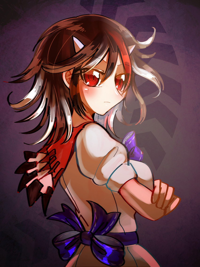 1girl back_bow black_hair blue_sash blush bow breasts closed_mouth commentary_request cone_horns crossed_arms dress expressionless grey_horns highres horns kijin_seija looking_at_viewer looking_to_the_side medium_breasts medium_hair multicolored_hair purple_background red_hair sash shippuu_jinnari small_horns solo streaked_hair touhou upper_body waist_bow white_dress white_hair