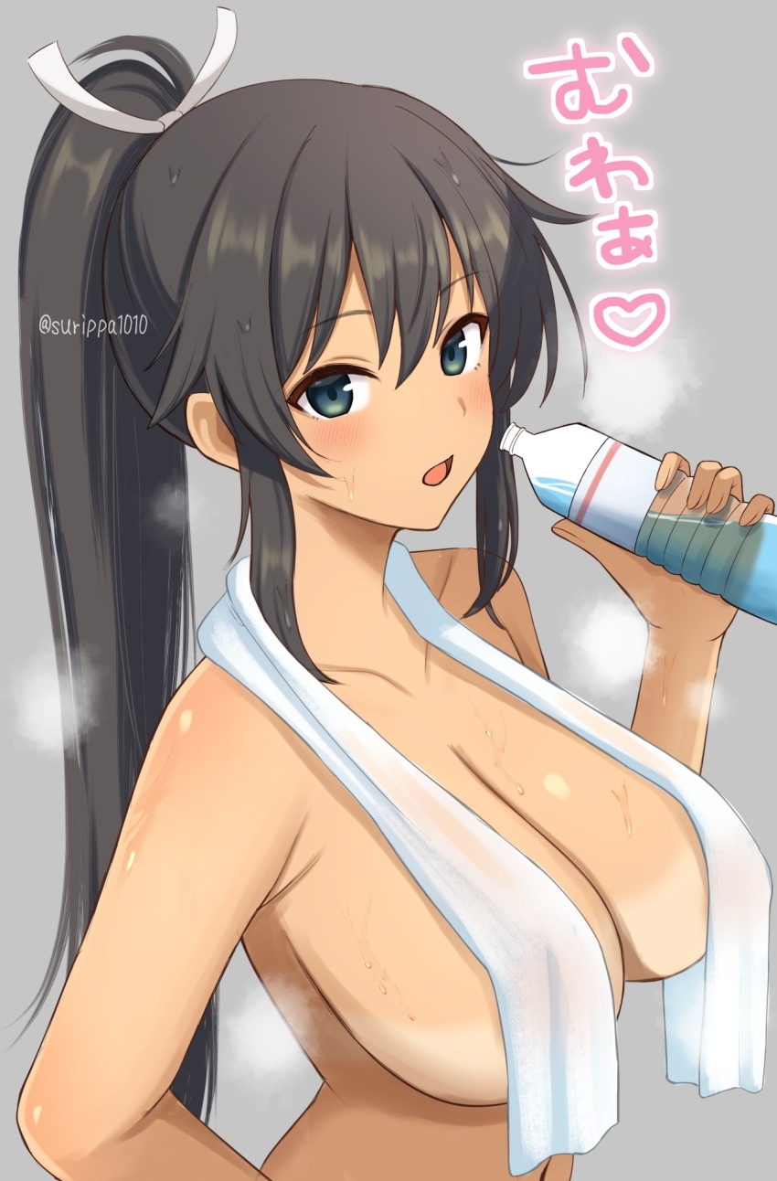 1girl artist_name blush bottle breasts collarbone commentary_request dark-skinned_female dark_skin grey_background hair_between_eyes hair_ribbon hand_up high_ponytail highres holding holding_bottle homura_(senran_kagura) large_breasts long_hair looking_at_viewer navel open_mouth ponytail ribbon senran_kagura solo steaming_body surippa1010 sweat tan tanline towel twitter_username upper_body water_bottle white_ribbon