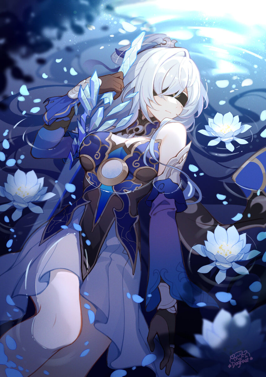 1girl artist_name bare_shoulders black_blindfold black_gloves blindfold blue_dress blue_sleeves breasts cleavage closed_mouth commentary_request crystal_sword detached_sleeves dress epiphyllum feet_out_of_frame flower flower_on_liquid gloves gou_lianlian_dogface highres holding holding_sword holding_weapon honkai:_star_rail honkai_(series) jingliu_(honkai:_star_rail) long_hair lying night on_back partially_submerged signature skirt sword water weapon white_flower white_hair white_skirt