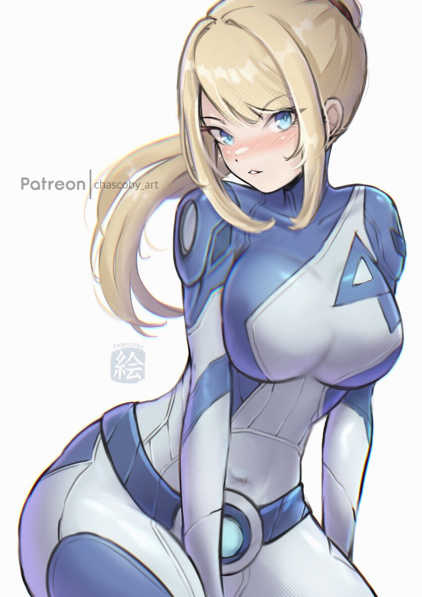 1girl absurdres blonde_hair blue_eyes blush breasts chascoby commentary cosplay dot_nose english_commentary highres large_breasts leaning_to_the_side long_hair looking_at_viewer marvel marvel_rivals metroid nintendo ponytail samus_aran signature smile solo standing sue_storm_(cosplay) sue_storm white_background