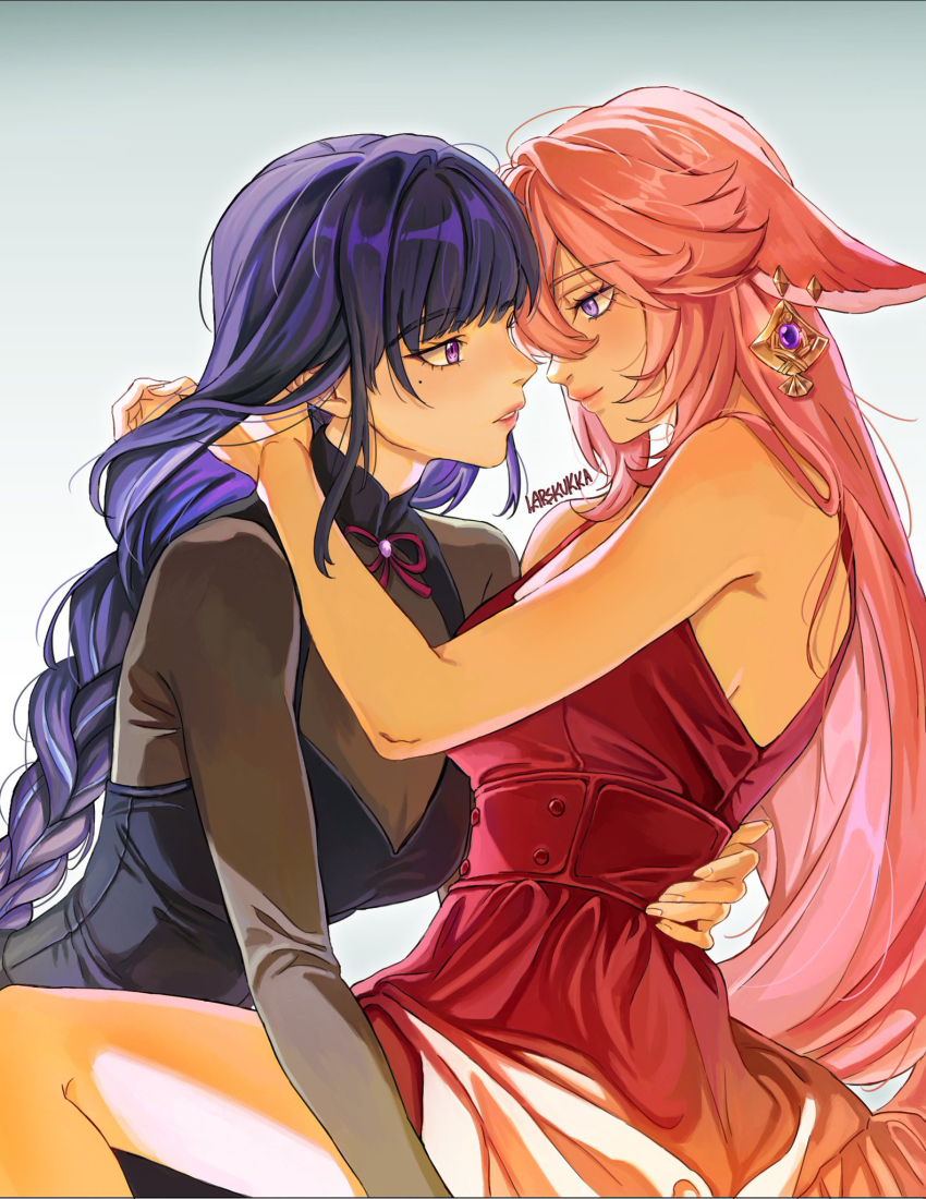 2girls animal_ears artist_name bare_arms black_dress breasts commentary dress earrings eye_contact fox_ears genshin_impact gradient_background green_background hand_in_another&#039;s_hair hand_on_another&#039;s_waist highres jewelry large_breasts larskukka looking_at_another mole mole_under_eye multiple_girls parted_lips pink_hair purple_eyes purple_hair raiden_shogun red_dress sideboob sleeveless sleeveless_dress smile symbol-only_commentary white_background yae_miko yuri