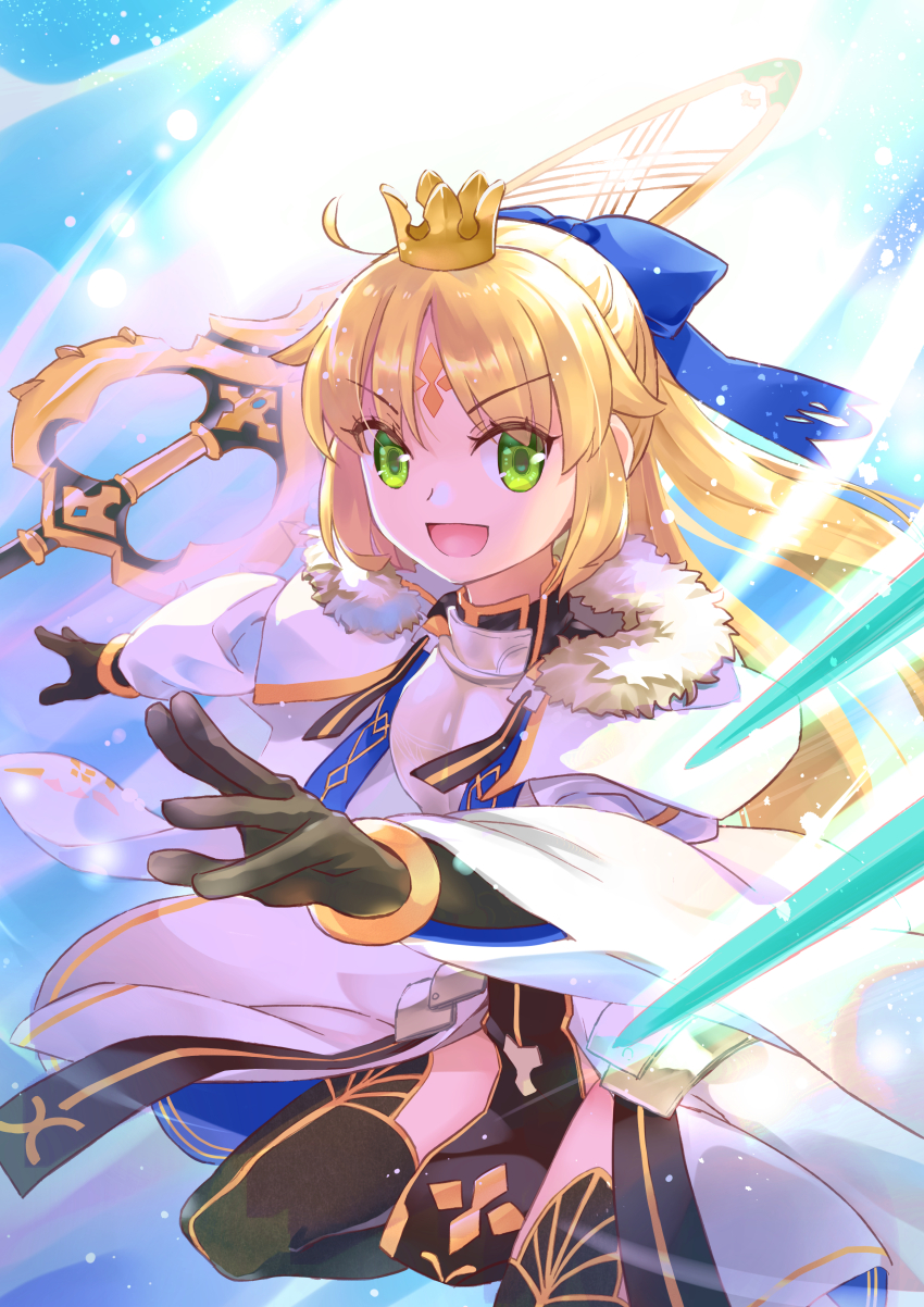 1girl absurdres armor artoria_caster_(fate) artoria_caster_(third_ascension)_(fate) artoria_pendragon_(fate) backlighting blonde_hair bow breastplate capelet crown facial_mark fate/grand_order fate_(series) forehead_mark fur-trimmed_capelet fur_trim gloves green_eyes hair_bow highres long_hair looking_at_viewer marmyadose_(fate) open_mouth rori_chuushin smile solo white_capelet
