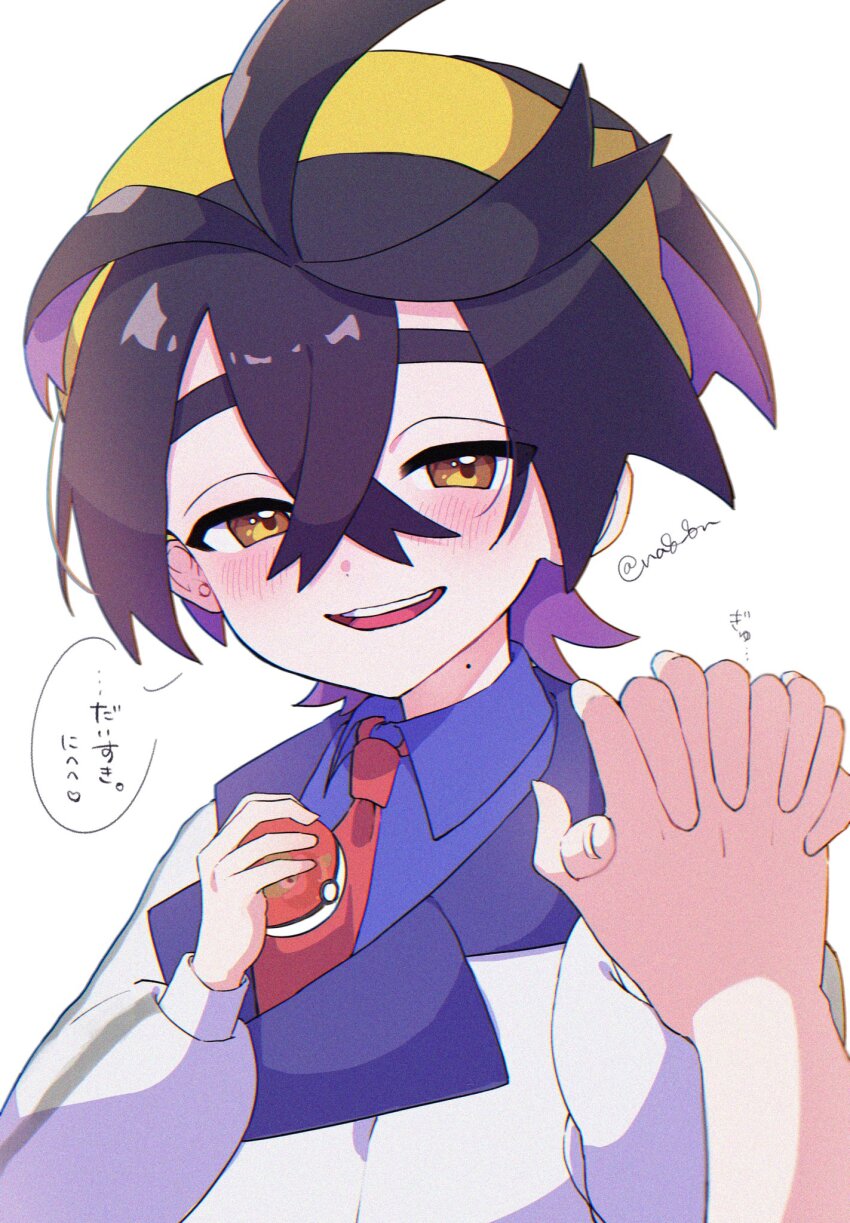 1boy 1other :d blue_shirt brown_eyes collared_shirt colored_inner_hair commentary_request crossed_bangs hair_between_eyes hairband half-closed_eyes hands_up highres holding holding_hands holding_poke_ball jacket kieran_(pokemon) long_sleeves looking_at_viewer male_focus mole mole_on_neck multicolored_hair na8_8n necktie nintendo open_mouth poke_ball poke_ball_(basic) pokemon pokemon_sv red_necktie shirt simple_background smile speech_bubble teeth translation_request twitter_username upper_teeth_only white_background white_jacket yellow_hairband