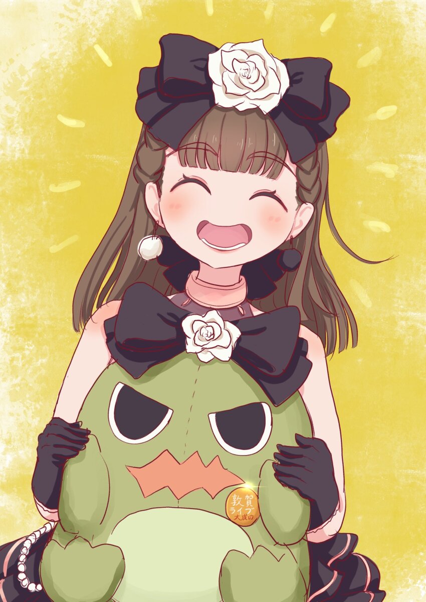1girl ^_^ badge black_bow black_dress black_gloves blunt_bangs blush bow braid brown_hair button_badge center-flap_bangs closed_eyes commentary dress earrings facing_viewer flower frilled_dress frills gloves glowing_lines hair_bow hair_flower hair_ornament highres holding holding_stuffed_toy jewelry kachimachi_kosuzu link!_like!_love_live! long_hair love_live! mismatched_earrings open_mouth rose seiha_(hnumkt) side_ahoge side_braids sleeveless sleeveless_dress smile solo sparkly_spot_(love_live!) straight_hair stuffed_dinosaur stuffed_toy upper_body virtual_youtuber white_flower white_rose yellow_background