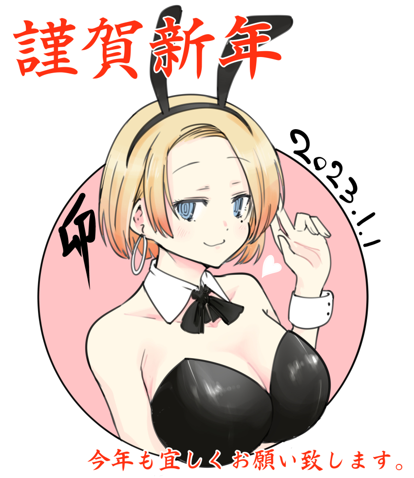 1girl absurdres animal_ear_hairband animal_ears bare_shoulders black_bow black_bowtie black_hairband black_leotard blonde_hair blue_eyes bow bowtie breasts cleavage closed_mouth collarbone commentary_request dated detached_collar earrings fake_animal_ears hairband hand_up heart highres hoop_earrings jewelry large_breasts leotard meika-san_wa_oshikorosenai mole mole_under_eye pink_background playboy_bunny rabbit_ear_hairband rabbit_ears ringed_eyes saitou_shouki short_hair smile solo strapless strapless_leotard translation_request two-tone_background white_background white_wrist_cuffs wrist_cuffs