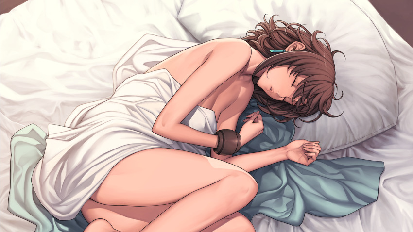 1girl ass bare_arms bare_shoulders bed bed_sheet bracelet breasts brown_hair cleavage collarbone earrings fingernails highres jewelry lips long_hair lying medium_breasts metal_max metal_max_xeno nude oda_non official_art on_side parted_lips pillow simple_background sleeping solo thighs toni_(metal_max_xeno)