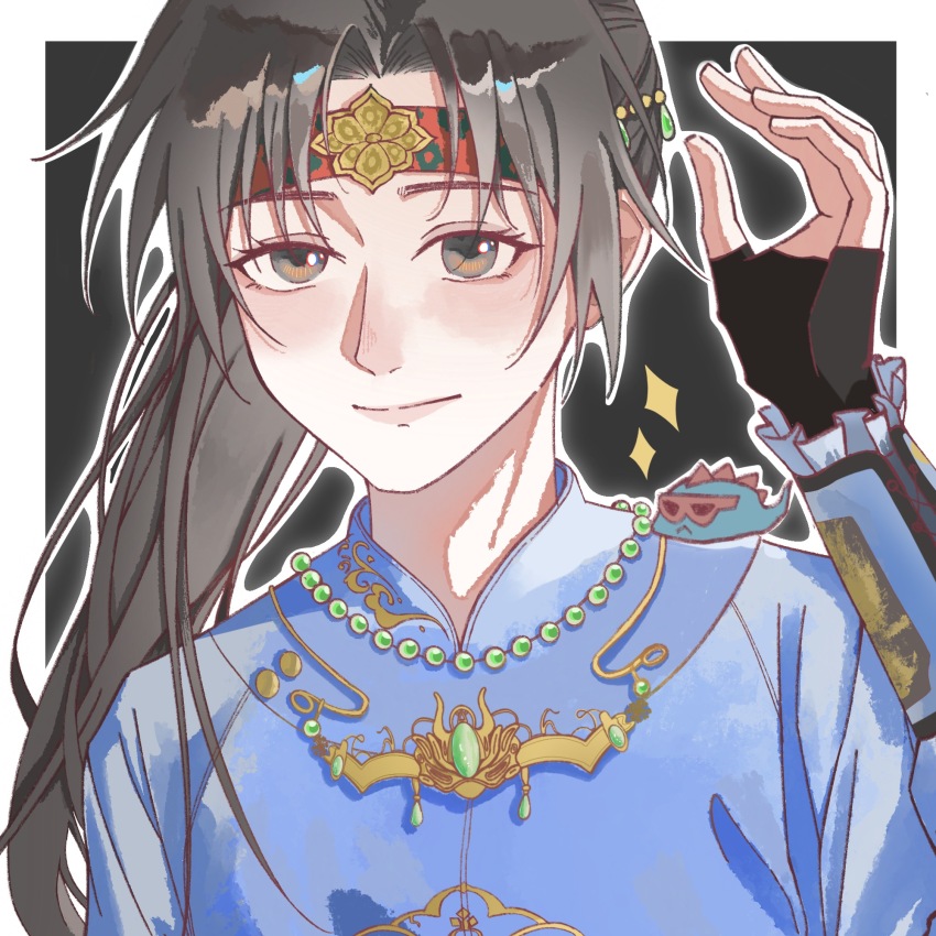 1boy bead_necklace beads black_background black_gloves black_hair blue_hanfu border brown_eyes character_request chinese_clothes chinese_commentary closed_mouth commentary_request eyelashes fingerless_gloves floral_print frilled_sleeves frills gloves guanzhuangwangzi38596 hair_beads hair_ornament hand_up hanfu happy headband highres jewelry light_blush lips long_hair long_sleeves necklace outline outside_border parted_bangs pink_lips ponytail print_headband red_headband smile solo sparkle upper_body very_long_hair where_winds_meet white_border white_outline