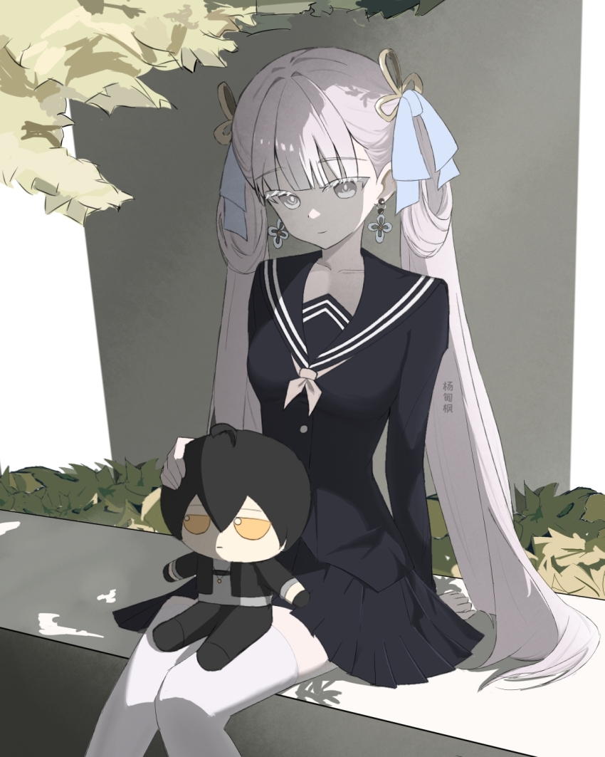 1girl alternate_costume black_gloves black_hair black_jacket black_shoes bush character_doll commentary_request earrings fumo_(doll) gloves hair_ribbon highres jacket jewelry jinhsi_(wuthering_waves) leaf light_smile long_hair male_rover_(wuthering_waves) mascot necklace objectification open_clothes open_jacket ribbon rover_(wuthering_waves) school_uniform shoes smile socks solo stuffed_toy thighhighs tree twintails under_tree very_long_hair white_eyes white_hair white_thighhighs wuthering_waves yang_dianfeng yellow_eyes