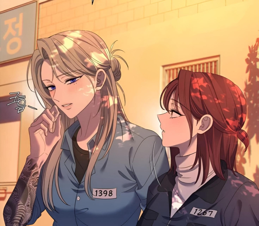 2girls blonde_hair blush distorted_love highres hyuna_shin light_smile long_hair medium_hair multiple_girls nami_lee prison_clothes red_hair talking