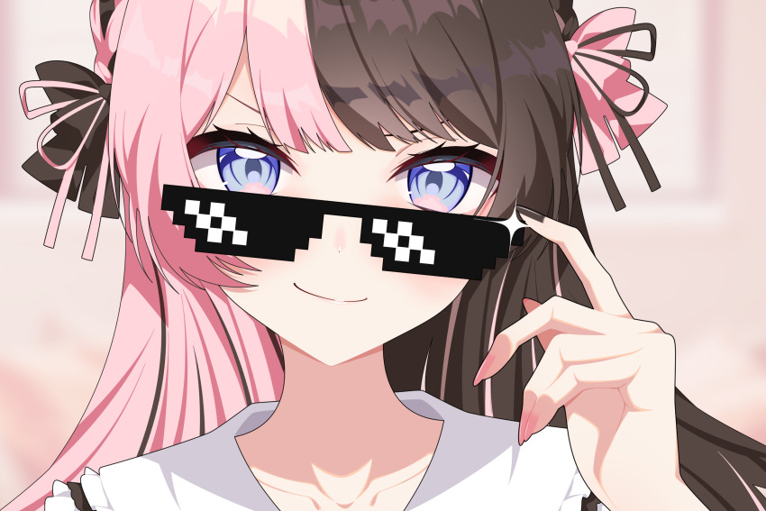 1girl black_bow black_nails blue_eyes bow brown_hair closed_mouth hair_bow highres long_hair looking_at_viewer multicolored_hair omas_lie pink_bow pink_hair pink_nails portrait solo split-color_hair sunglasses tachibana_hinano two-tone_hair virtual_youtuber vspo!