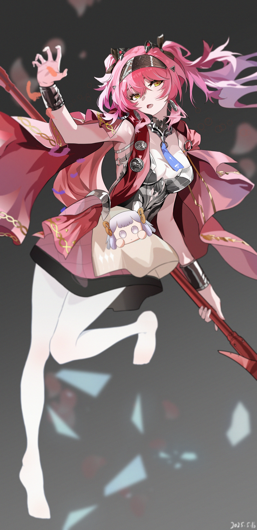1girl absurdres armor black_bow bow breastplate breasts character_charm charm_(object) collar commentary_request earrings fley-lan full_body gradient_hair grey_background hair_bow hairband hand_up highres holding holding_pole jewelry jinhsi_(wuthering_waves) large_breasts long_hair lupa_(wuthering_waves) metal_collar metal_hairband multicolored_hair multiple_hair_bows objectification open_mouth pink_hair pole polearm red_pupils red_sash sash solo spear weapon wrist_guards wuthering_waves yellow_eyes