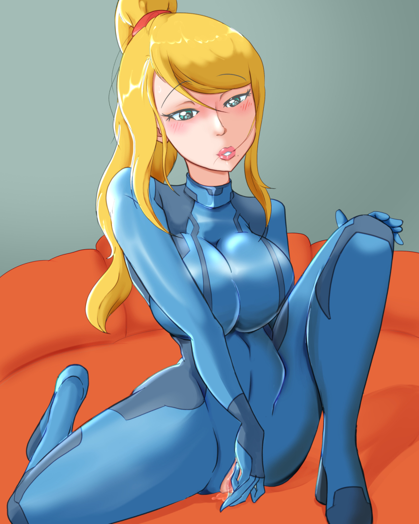 1girl blonde_hair blue_bodysuit blush bodysuit breasts couch crotchless crotchless_bodysuit green_eyes grey_background hand_on_own_knee high_heels highres large_breasts long_hair looking_down masturbation metroid mole mole_under_mouth nintendo on_couch parted_lips ponytail pulsaber pussy pussy_juice samus_aran sitting spread_legs teeth zero_suit