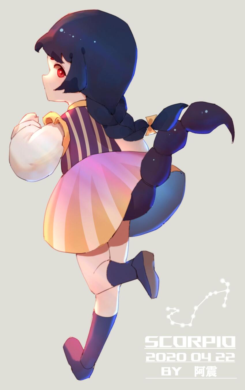 1girl artist_name black_hair braid chibi dated from_behind full_body grey_background highres leg_up long_sleeves looking_back original pink_skirt puffy_long_sleeves puffy_sleeves purple_footwear purple_shirt purple_socks red_eyes running scorpio_(zodiac) scorpion_tail scorpius_(constellation) shirt single_braid skirt socks solo striped_clothes striped_shirt tail vertical-striped_clothes vertical-striped_shirt yi_er_san zodiac