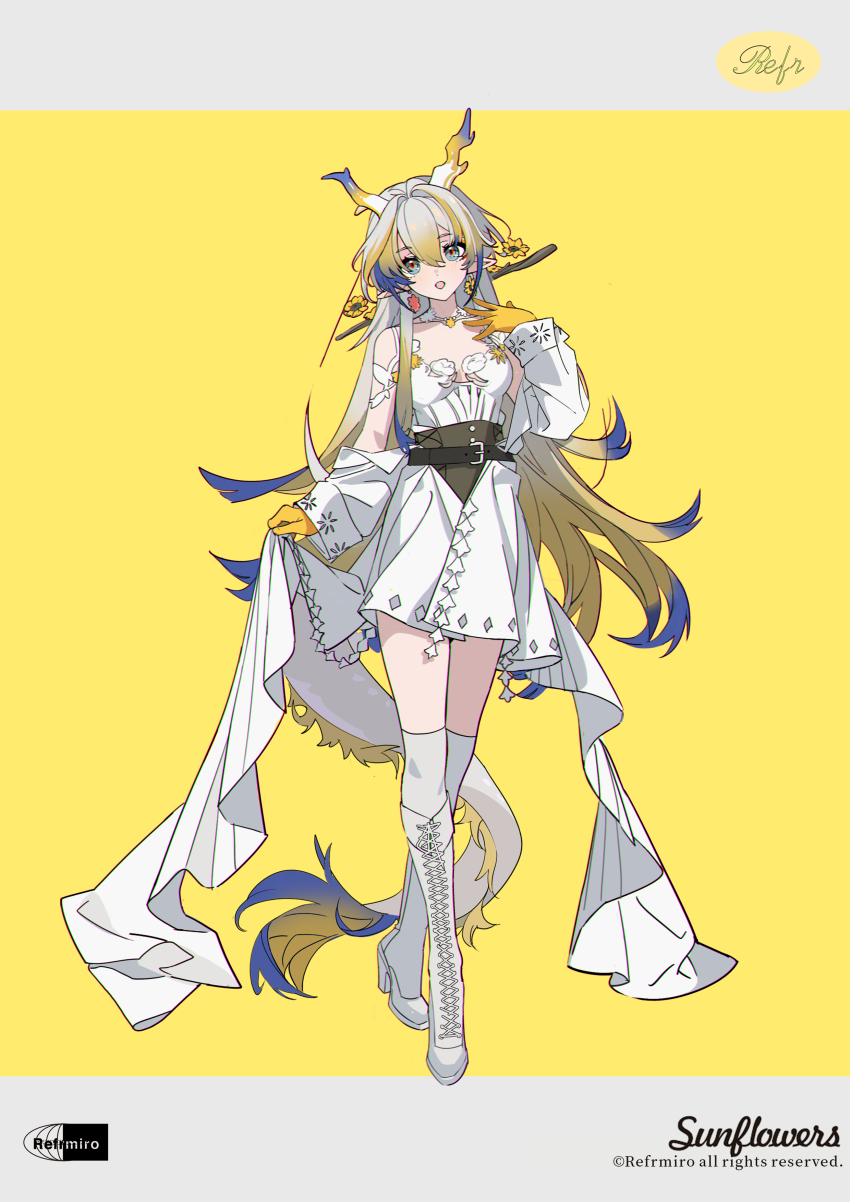 1girl :d absurdres ambience_synesthesia arknights artist_name blonde_hair blue_hair boots breasts choker colored_extremities copyright_notice dress earrings eastern_dragon_horns eastern_dragon_tail english_text flower_earrings full_body gloves hair_between_eyes highres jewelry knee_boots long_hair long_sleeves looking_at_viewer multicolored_hair open_mouth pointy_ears see-through_clothes shu_(arknights) shu_(bingwenyuyou)_(arknights) simple_background smile solo standing thighhighs very_long_hair watermark white_dress white_thighhighs yellow_background yellow_eyes yellow_gloves zheshe_jing