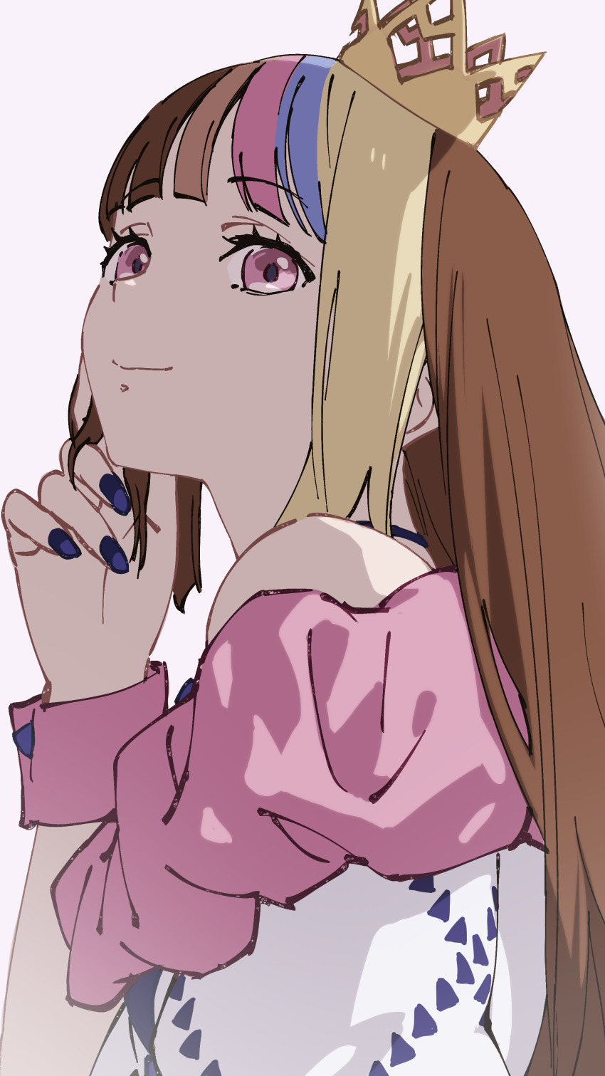 1girl absurdres backlighting bare_shoulders blonde_hair blue_hair blue_nails brown_hair closed_mouth commentary_request crown from_behind from_below galaco galaco_(white) gold_crown hand_on_own_chin hand_up highres long_hair looking_at_viewer mini_crown multicolored_hair nail_polish off_shoulder pink_background pink_eyes pink_hair simple_background smile solo straight_hair tarokazu upper_body vocaloid wristband