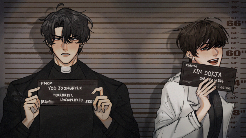 2boys ahoge barbie_mugshot_(meme) black_coat black_eyes black_hair black_shirt coat hair_between_eyes height_chart highres holding holding_sign kim_dokja looking_at_viewer male_focus meme mugshot multiple_boys non-web_source omniscient_reader&#039;s_viewpoint open_mouth shadow shirt short_hair sign smile spotlight teeth upper_body white_coat wrynnnnn yoo_joonghyuk